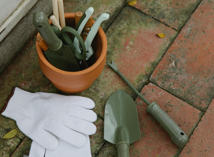 Gartenwerkzeug auf Steinen